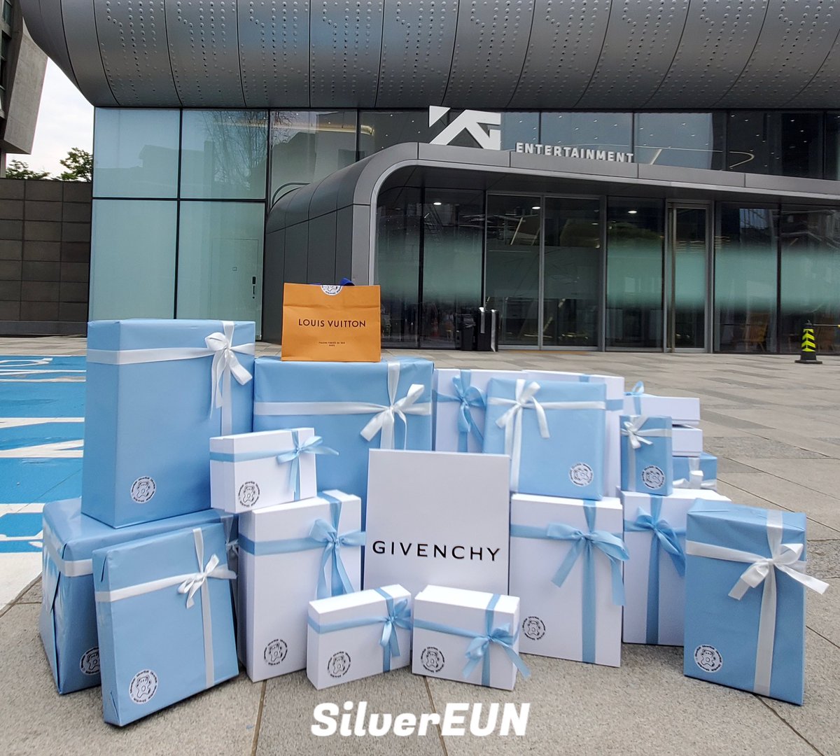 2023년 중국 1kyne을 대표하여 지원오빠에게 준비한생일선물을 오늘 yg에 전달하였습니다.🩶
오빠가 좋아하길 바래요.🥰

#은지원 #殷志源 #EUNJIWON