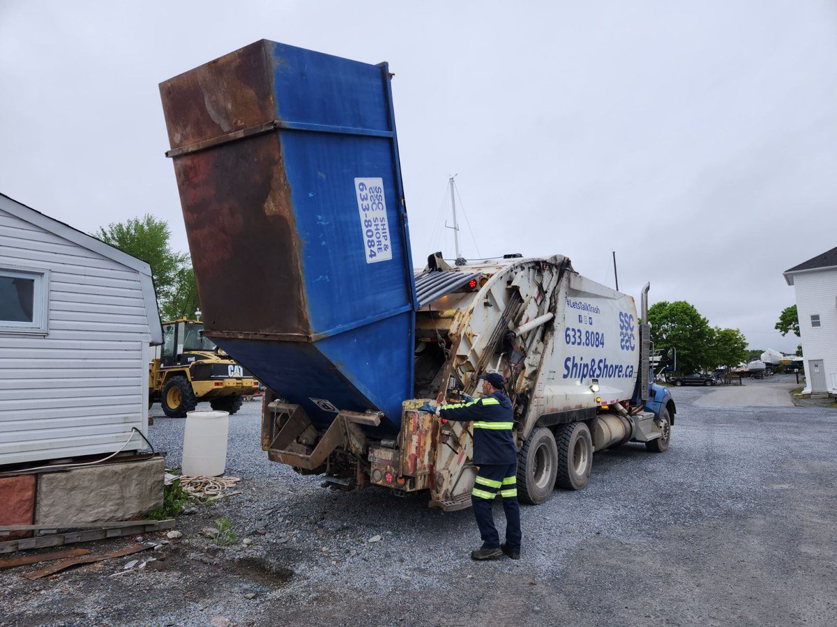 Caught in the act by a 9 year old on his way to school. 
Have a great day and thanks for today's picture. 😊 

#supportlocal
#LetsTalkTrash 
🔹️633-8084🔹️
#SaintJohn #Quispamsis #Rothesay #GrandBay
Commercial Garbage Removal