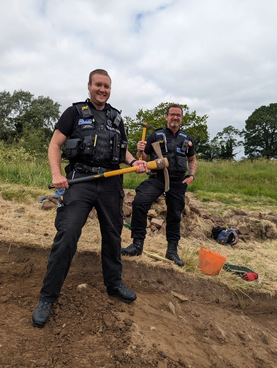 The Shropshire team visited @SoultonHall yesterday. They currently have @TheDigVenturers on the site conducting some Archaeological investigations. We discussed site security and all things Archaeology. 
@HeritageCrime @ShropCops @WMerciaPolice #HistoryMatters