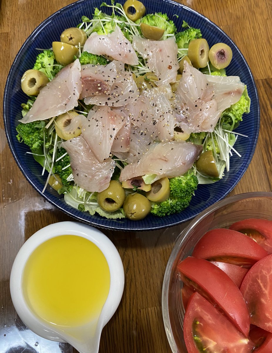 komayou's tweet photo. 初Fishlle!はシイラのオイル漬け。
ありきたりだけどまずはサラダで🥗
塩気もあるので、生野菜にのっけてレモン絞るだけでカルパッチョ風になるのがありがたい✨
#Fishlle
#フィシュル https://t.co/VYFFcGRZyd
