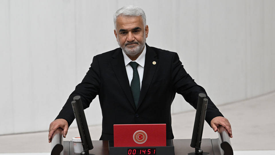 HÜDA-PAR Genel Başkanı Zekeriya Yapıcıoğlu:

"Anayasa'nın ilk dört maddesine 'zinhar değiştirilemez' demek gelecek nesillerin iradesine ipotek koymaktır."