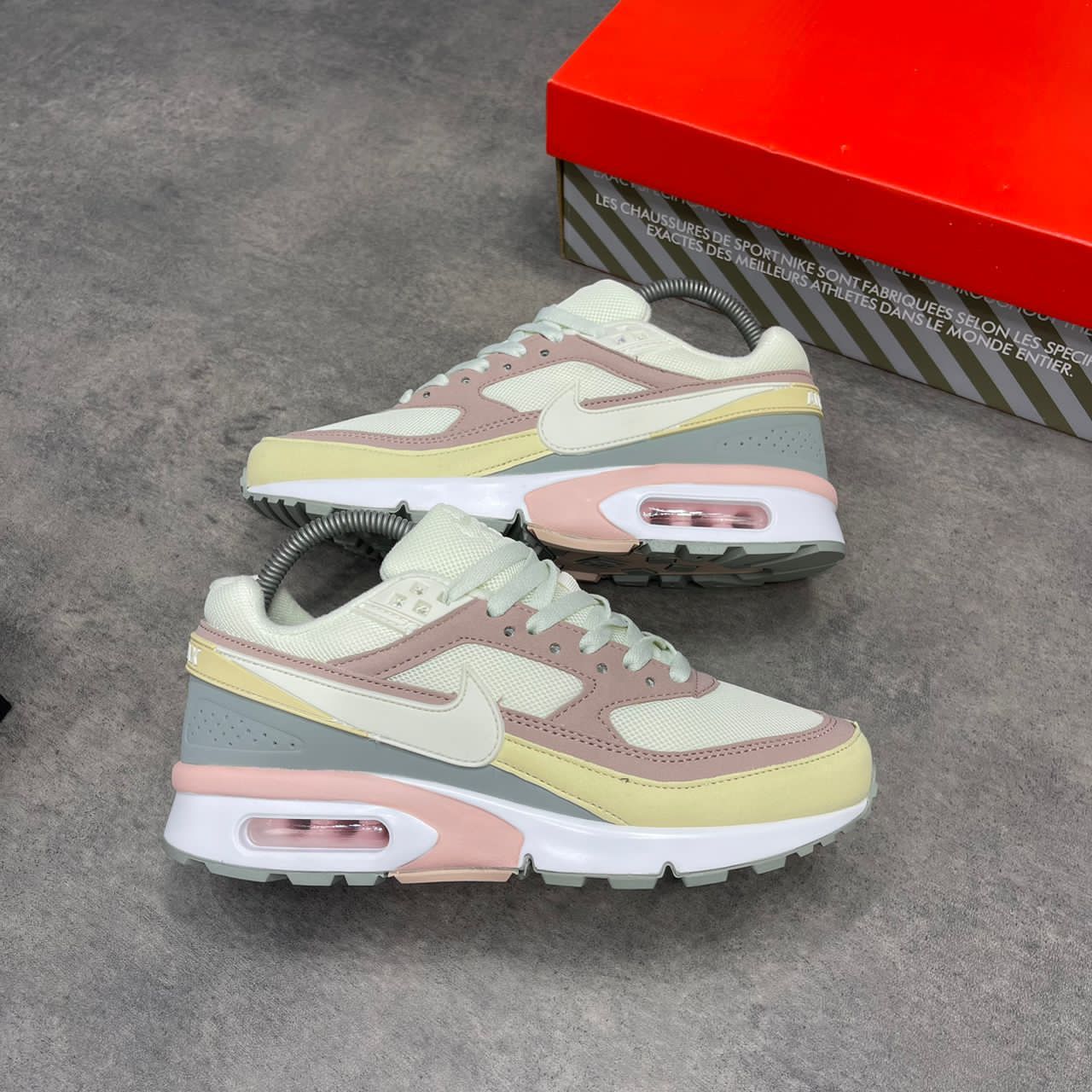 Conflict kampioen commentator VT of dé Arc on Twitter: "*Nike Air Max BW “Light Stone Coconut Milk Jade  Sneaker*👠 *Now Available in store* ‼️ *Sizes: 37 - 40* *Price: ₦35,000💰*  https://t.co/qsRYVqeV3d" / Twitter