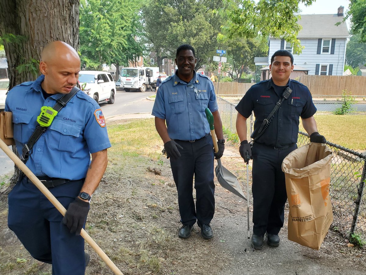 CityofCamdenGov's tweet photo. Mayor Carstarphen and volunteers bring the Camden Strong-Clean Camden Campaign to the Fairview neighborhood. Thank you Team Camden for all your hard work, a great day of fellowship, and community service. https://t.co/gpmJLtteMZ