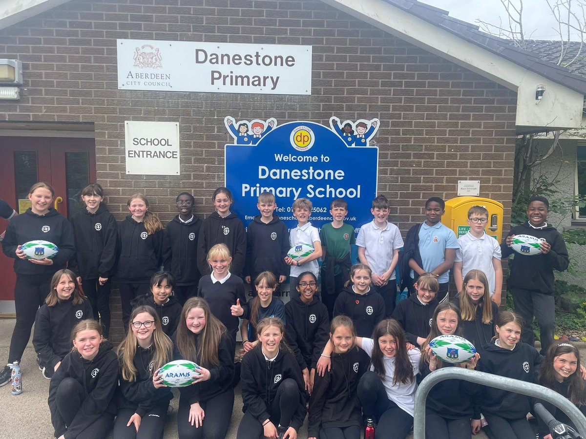 EloffMrs's tweet photo. A big THANK YOU to Kevin and the Aberdeen Wanderers rugby club for donating rugby balls to our school. The P7's have loved every session and continues to play touch rugby during their free time @DanestoneP @AberdeenWandRFC https://t.co/GVL6Rbylvz