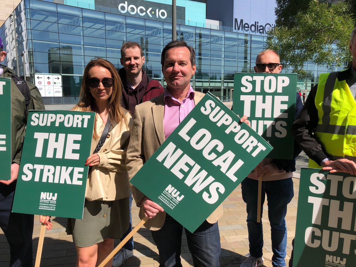 Thanks to @AndyBurnhamGM and @CGreenUK for supporting the @NUJofficial strike at BBC Salford ✊🏻 

Bridging the political divide to support the campaign against cuts to BBC local radio output. 

#KeepBBCLocalRadioLocal 
#NUJBBCstrike