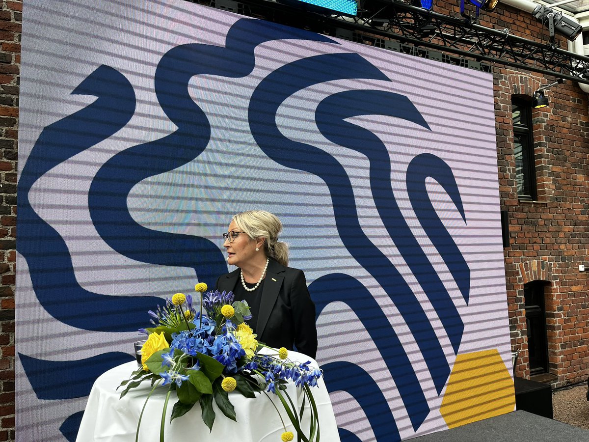 JunnuVainio's tweet photo. Kemiran johtaja Tuija Pohjolainen-Hiltunen painotti puheessaan yhteistyötä alan ja muiden alojen välillä, jotta kaikkien meidän arki olisi turvallisempi, vastuullisempi ja parempi. #KT80 #kemia https://t.co/2Q5Swv010a