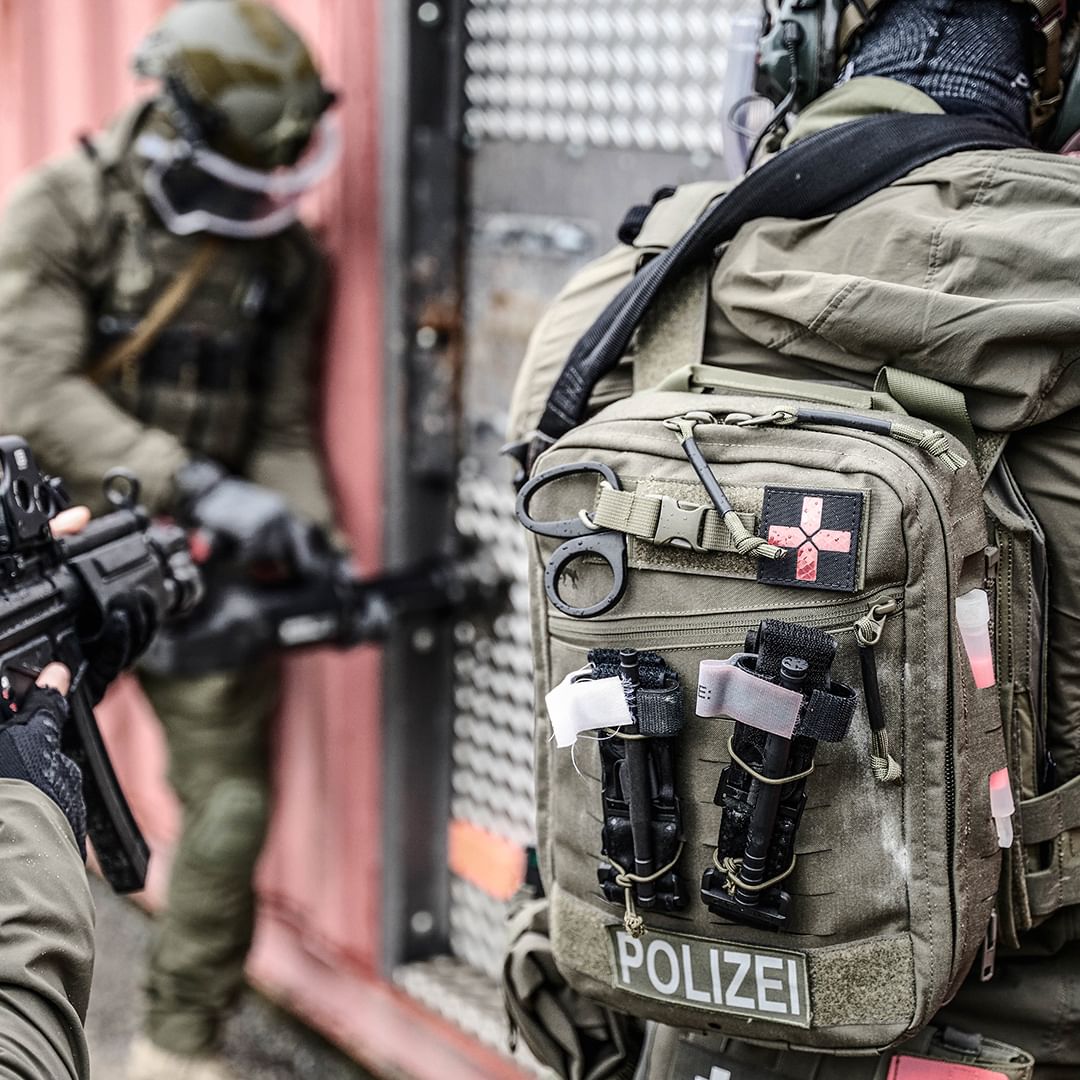 #medicmonday 💥NEW EQUIPMENT 2023 FOR THE PROS. Check our website to learn more about the new 2K23 collection and find your local dealer 👉 🐻 
⁣⁣blackbeargear.ca 
#tasmaniantiger #tt2k21 #militaryequipment #policegear  #specialoperations #platecarrier  #combatmedic