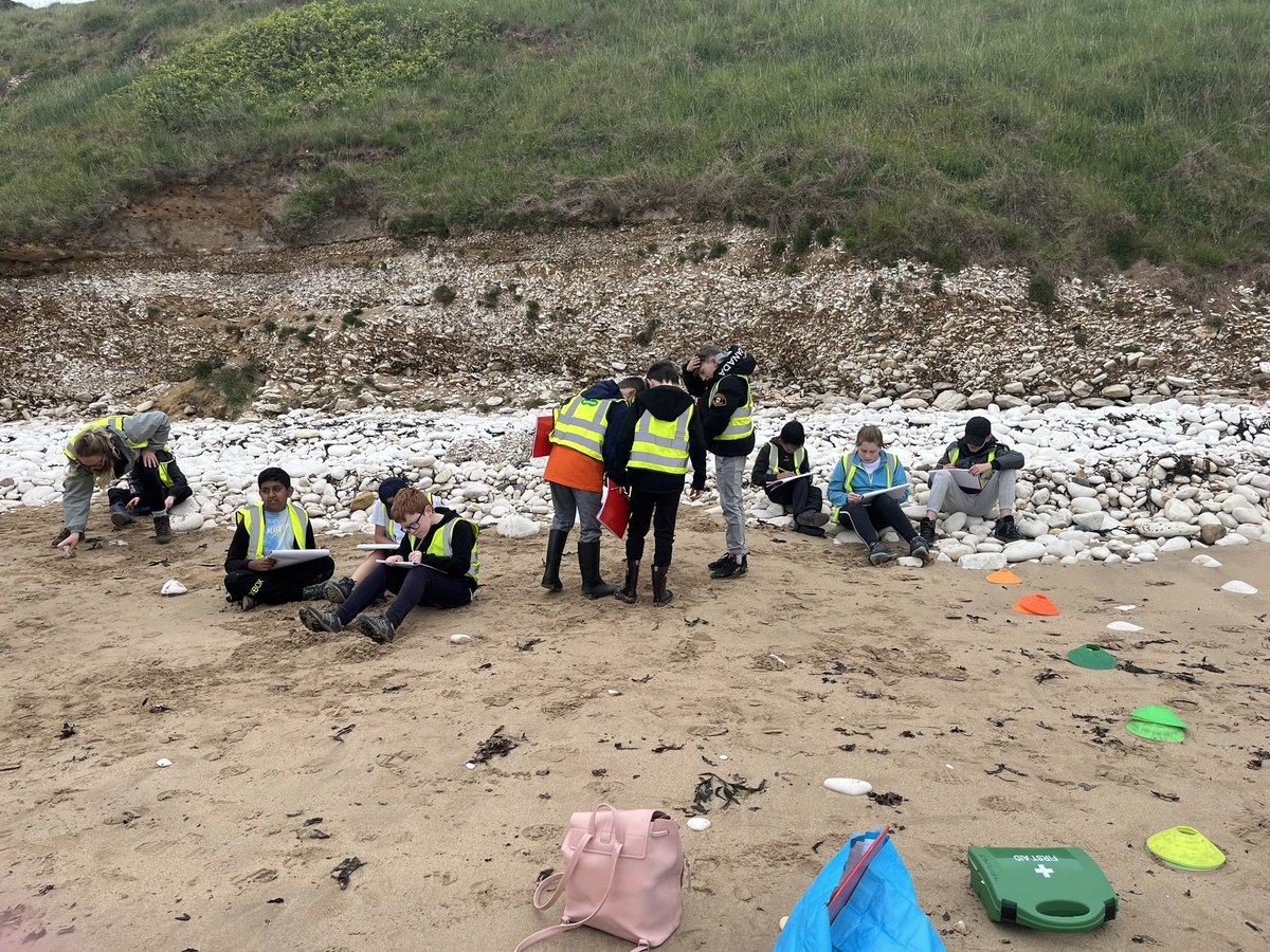 MNA_Year6's tweet photo. This morning we had a great time cliff sketching; it was so interesting seeing the coastal features we have learnt about in class! @morley_newlands https://t.co/RDBIrMFwxm