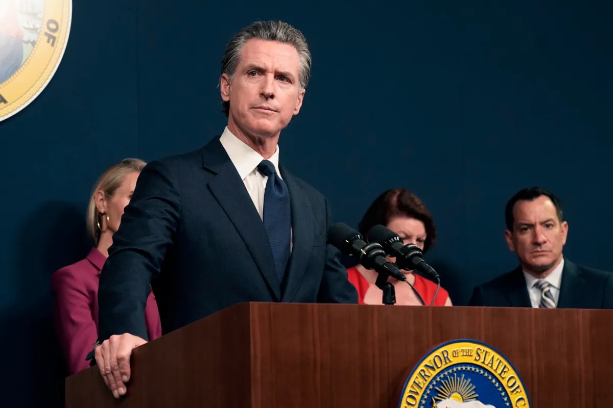 WalzsWins's tweet photo. Gavin Newsom just proposed a 28th amendment to the Constitution which would:

1) Make 21 the minimum age to buy a gun

2) Institute Universal background checks

3) Create a reasonable waiting period for gun purchases

4) Ban civilian purchase of assault weapons https://t.co/fxVNJ5dwO7