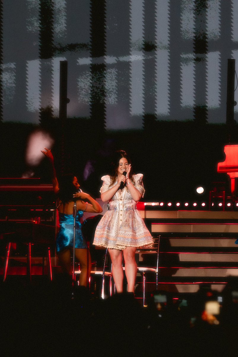 urbvnin's tweet photo. mais fotos que eu fiz da Lana Del Rey no mita SP https://t.co/Vekxdkpgmh