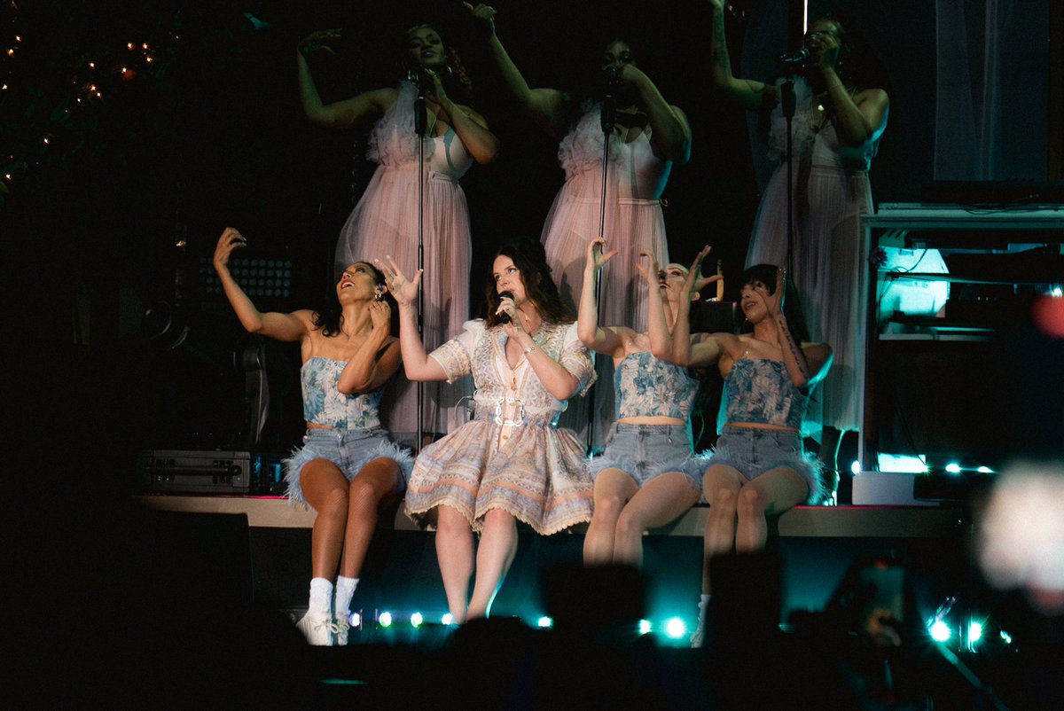 urbvnin's tweet photo. mais fotos que eu fiz da Lana Del Rey no mita SP https://t.co/Vekxdkpgmh
