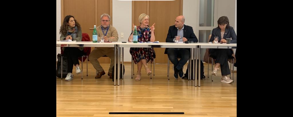Cisl_ER's tweet photo. #Bruxelles Per i #cacciatoridisogni, i partecipanti al corso lungo per futuri dirigenti Cisl, oggi ultima tappa dell'intensa tre giorni di studio su #UE. Grazie di cuore al segr. conf. @etuc_ces Giulio Romani e a Santina Bertulessi, vice capo di Gabinetto di @NicolasSchmitEU 🙏 https://t.co/AMCxnEGWKu