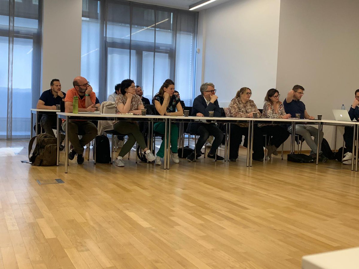 Cisl_ER's tweet photo. #Bruxelles Per i #cacciatoridisogni, i partecipanti al corso lungo per futuri dirigenti Cisl, oggi ultima tappa dell'intensa tre giorni di studio su #UE. Grazie di cuore al segr. conf. @etuc_ces Giulio Romani e a Santina Bertulessi, vice capo di Gabinetto di @NicolasSchmitEU 🙏 https://t.co/AMCxnEGWKu