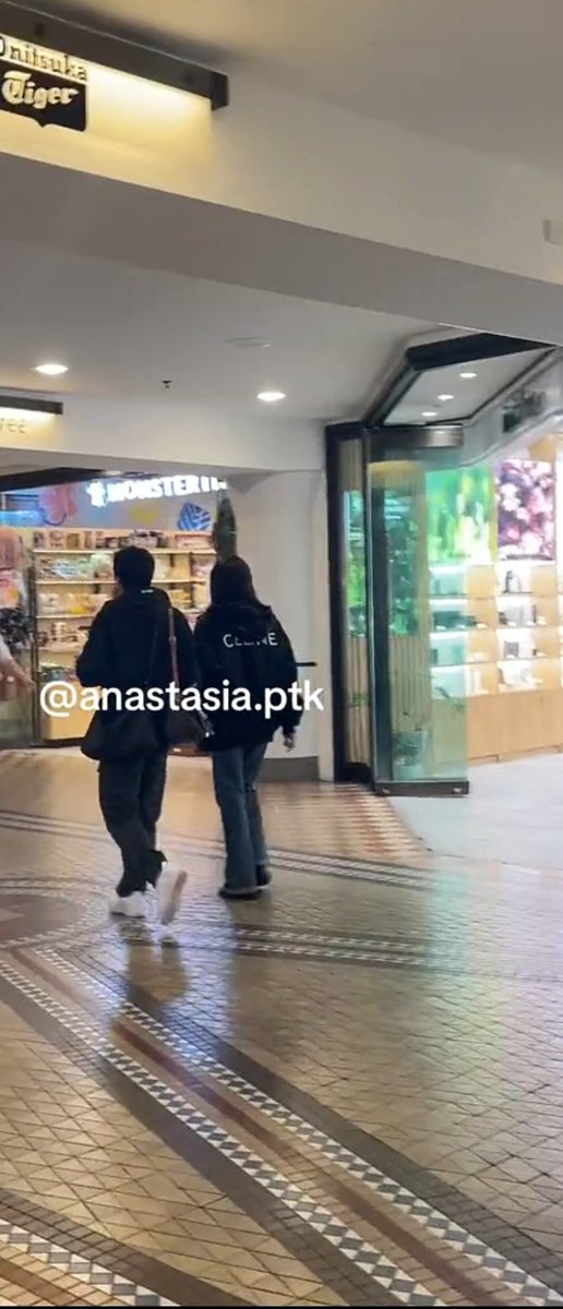 catmeowm555's tweet photo. #LISA and Jake (lisa's manager) spotted in QVB, Sydney 🇦🇺 https://t.co/PdnHIuX7jM