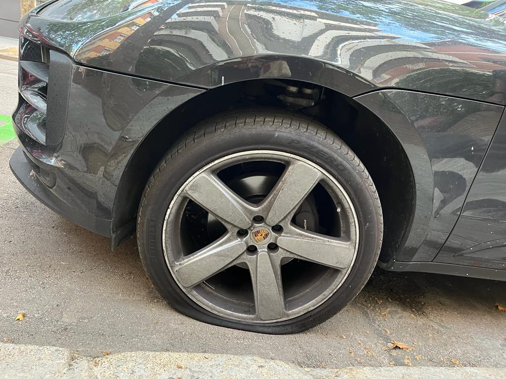 Espball's tweet photo. Hay unos frikis por Barcelona pinchando coches por contaminar. https://t.co/sLiut1gTjA