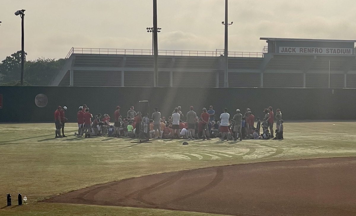 Jrgarner21's tweet photo. Shout out to ⁦@RBennett1010⁩ and ⁦@HHS_Bsbl⁩ for another great camp! By far the best camp around. https://t.co/vQdrQ1gYBM