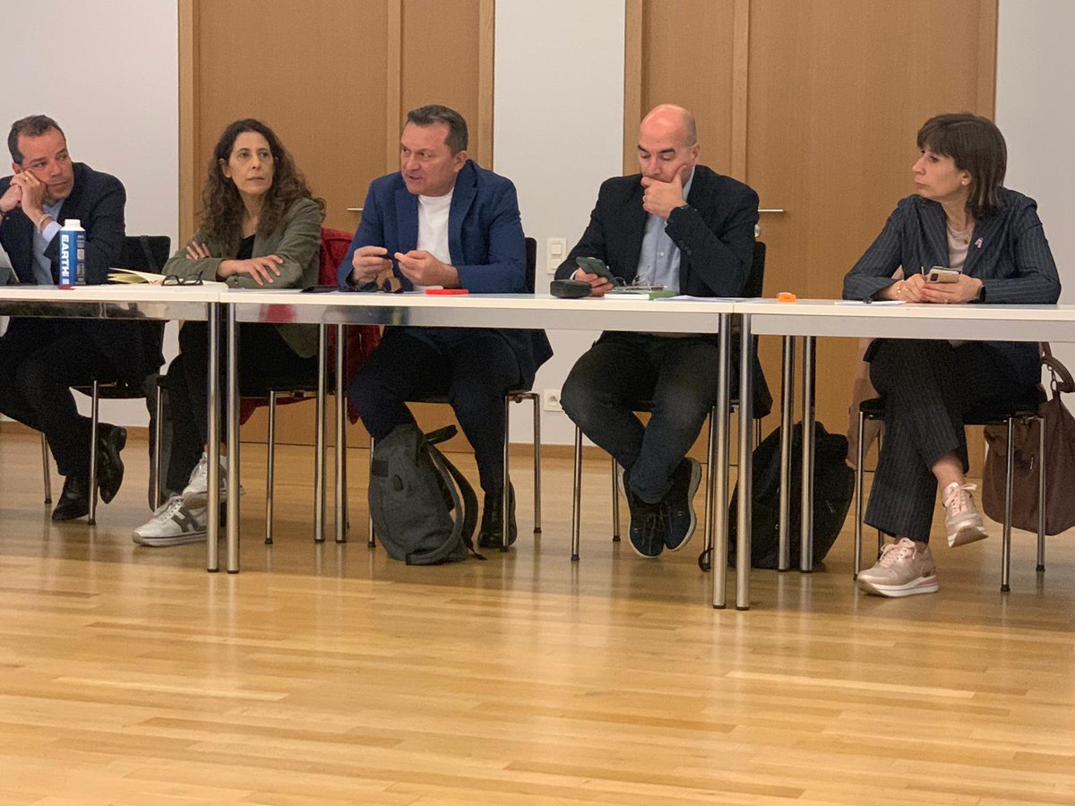 Cisl_ER's tweet photo. #Bruxelles Per i #cacciatoridisogni, i partecipanti al corso lungo per futuri dirigenti Cisl, oggi ultima tappa dell'intensa tre giorni di studio su #UE. Grazie di cuore al segr. conf. @etuc_ces Giulio Romani e a Santina Bertulessi, vice capo di Gabinetto di @NicolasSchmitEU 🙏 https://t.co/AMCxnEGWKu