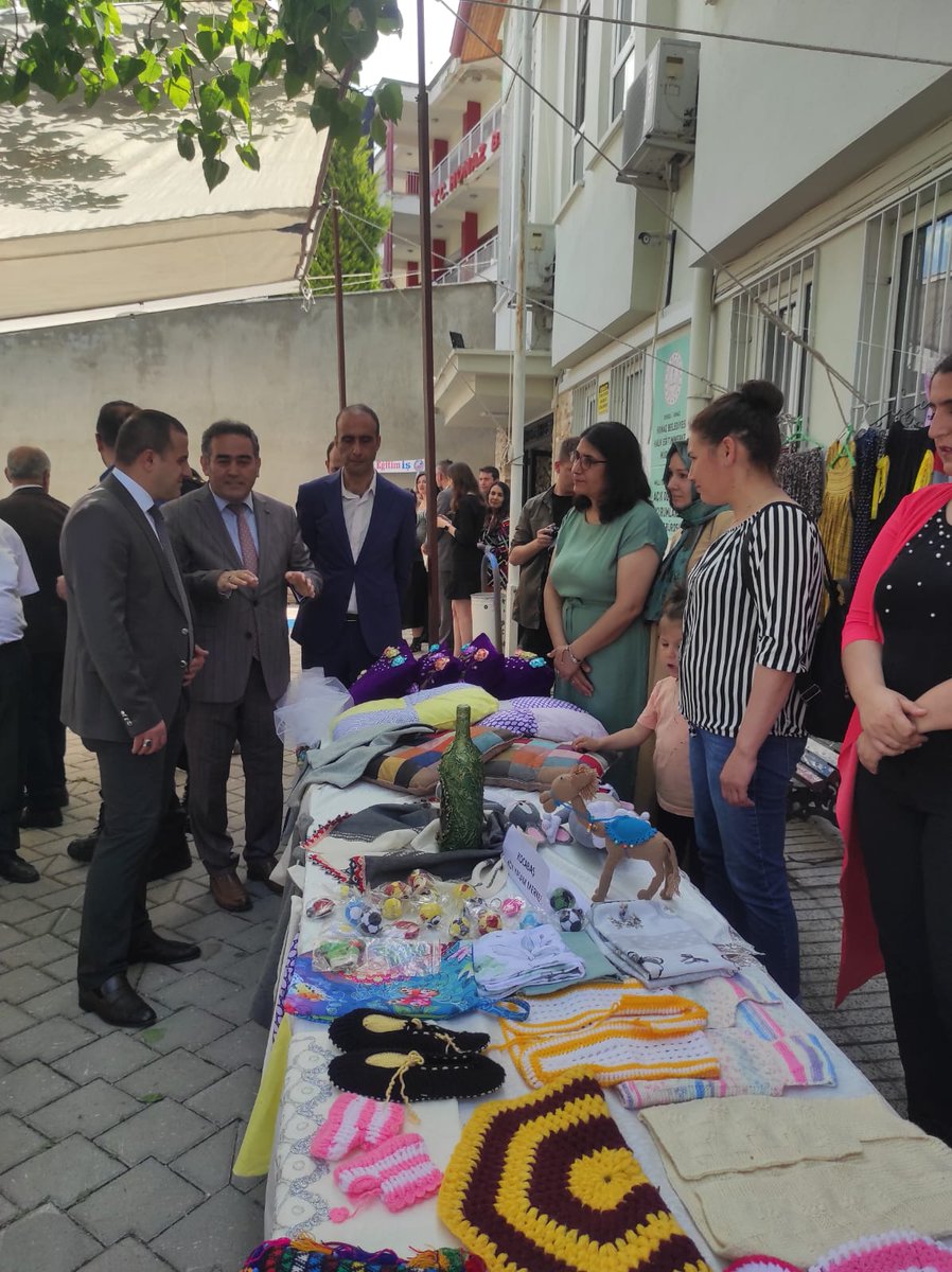 honazhalkegitim's tweet photo. Hayat Boyu Öğrenme Faaliyetlerini katılımı arttırmayı, öğrenmeyi teşvik eden sanatsal ve kültürel gösteriler içeren Hayat Boyu Öğrenme Haftası sergimizi gerçekleştirdik. https://t.co/GsYIGxHtbz