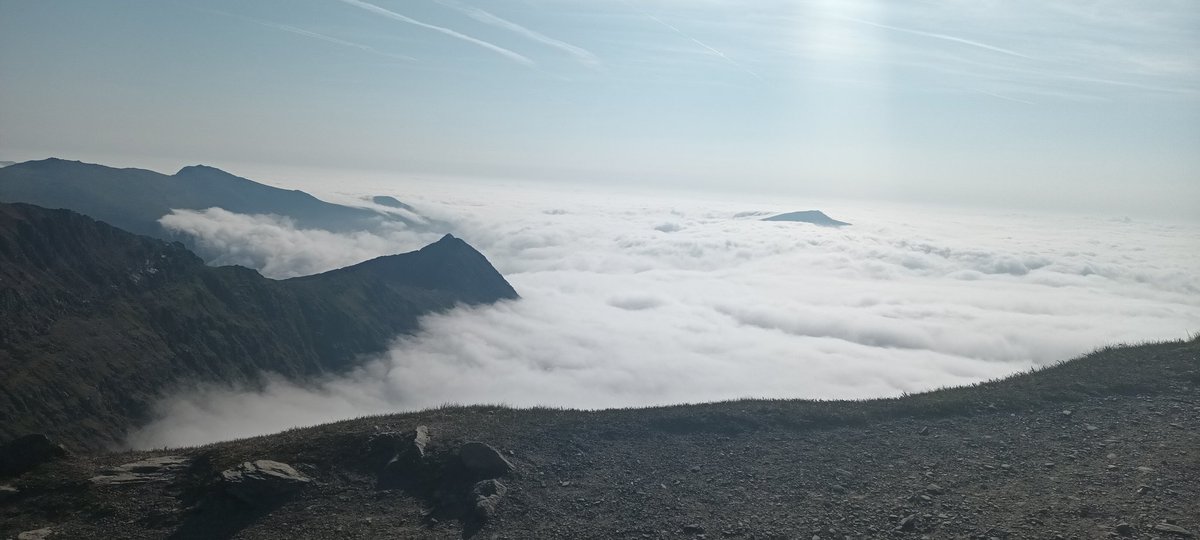 Amazing cloud inversion from the summit of Yr Wyddfa at 0830 this morning. @DerekTheWeather @Ruth_ITV #YrWyddfa