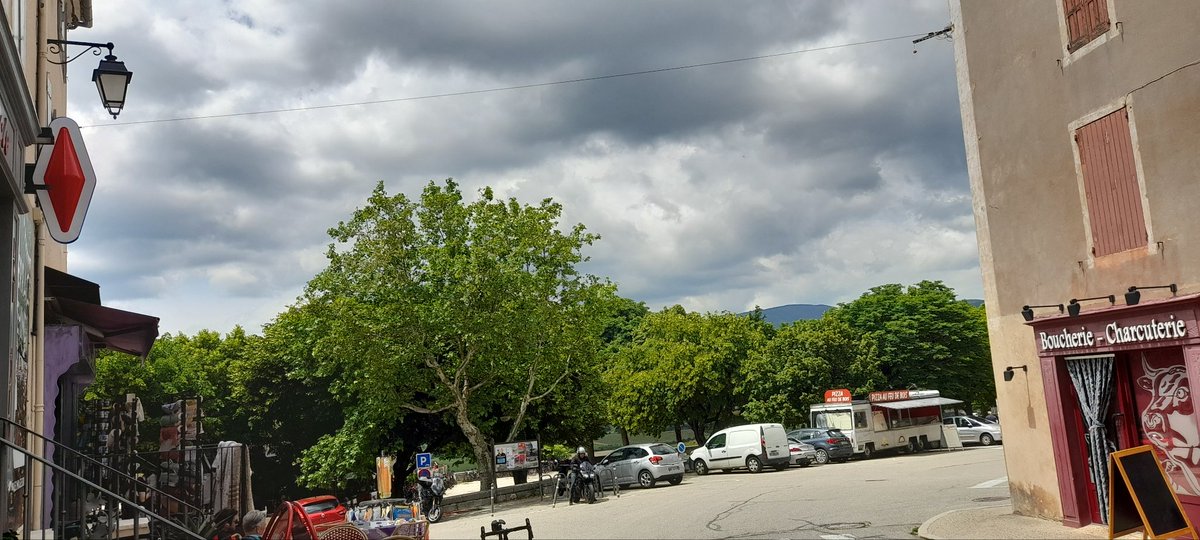 IngmarG's tweet photo. Pauze in Sault na een afdaling van 26 kilometer. Gelukkig niet zo steil, want zo omdraaien voor de laatste Mont Ventoux beklimming voor @TourduALS 🙏🏔️🚲 #cycling #tourduals https://t.co/8pCoGOk5OX