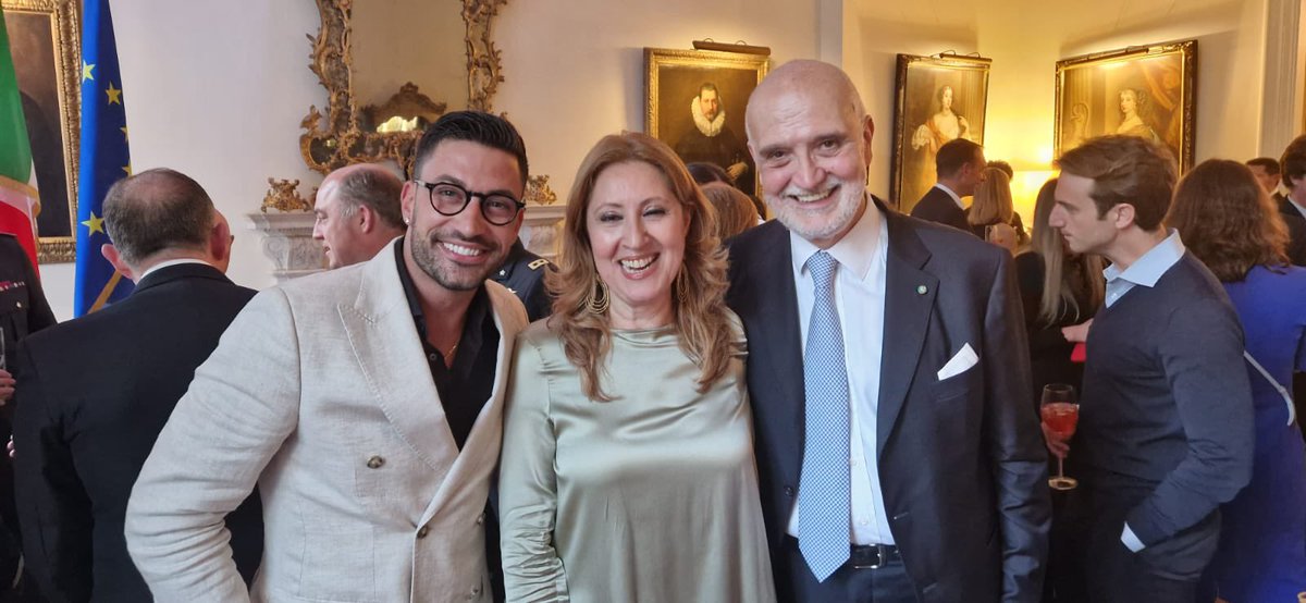 Con il ballerino Giovanni Pernice ieri in Ambasciata 🇮🇹 @pernicegiovann1 🇬🇧 With the professional dancer Giovanni Pernice yesterday in #GrosvenorSquare