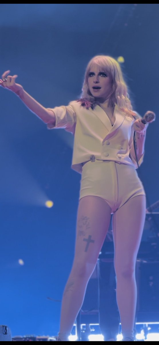 kllnrstn's tweet photo. I cannot believe this is from a video I took LOOK AT MISS HAYLEY WILLIAMS BEING ETHEREALπ #paramoreIndy https://t.co/QGJ3xr1P3a