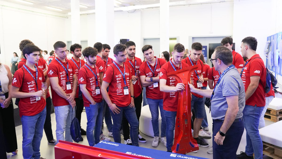 gestamp_es's tweet image. La ocasión también ha servido para mostrar, de la mano de nuestro equipo, algunos de los productos que diseñamos y fabricamos en #Gestamp #FormulaStudentGestamp 🏎