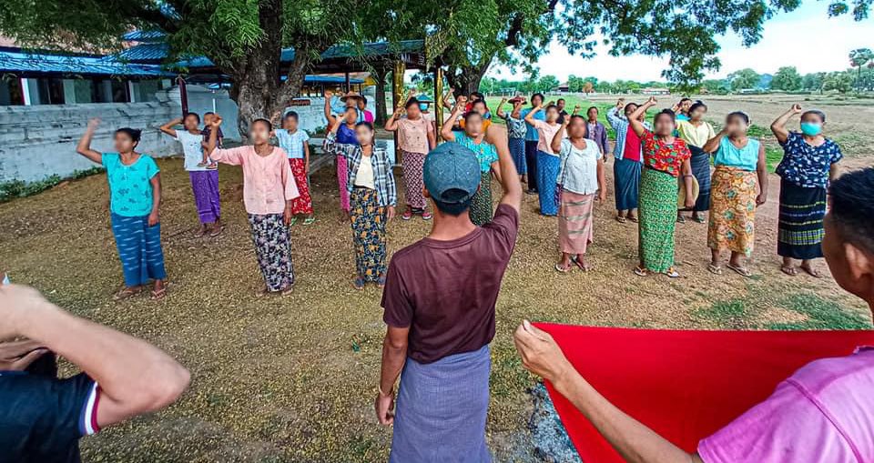 KYITHAR95368969's tweet photo. Pro-democracy people from #LetPaDaungTaung area, #Salingyi Twp, regularly gathered and joined demonstration to eliminate the #MilitaryDictatorship on Jun8.

#2023Jun8Coup        
#AcceptNUGRejectMilitary           
#WhatsHappeningInMyanmar https://t.co/3ZKcv0SKNP