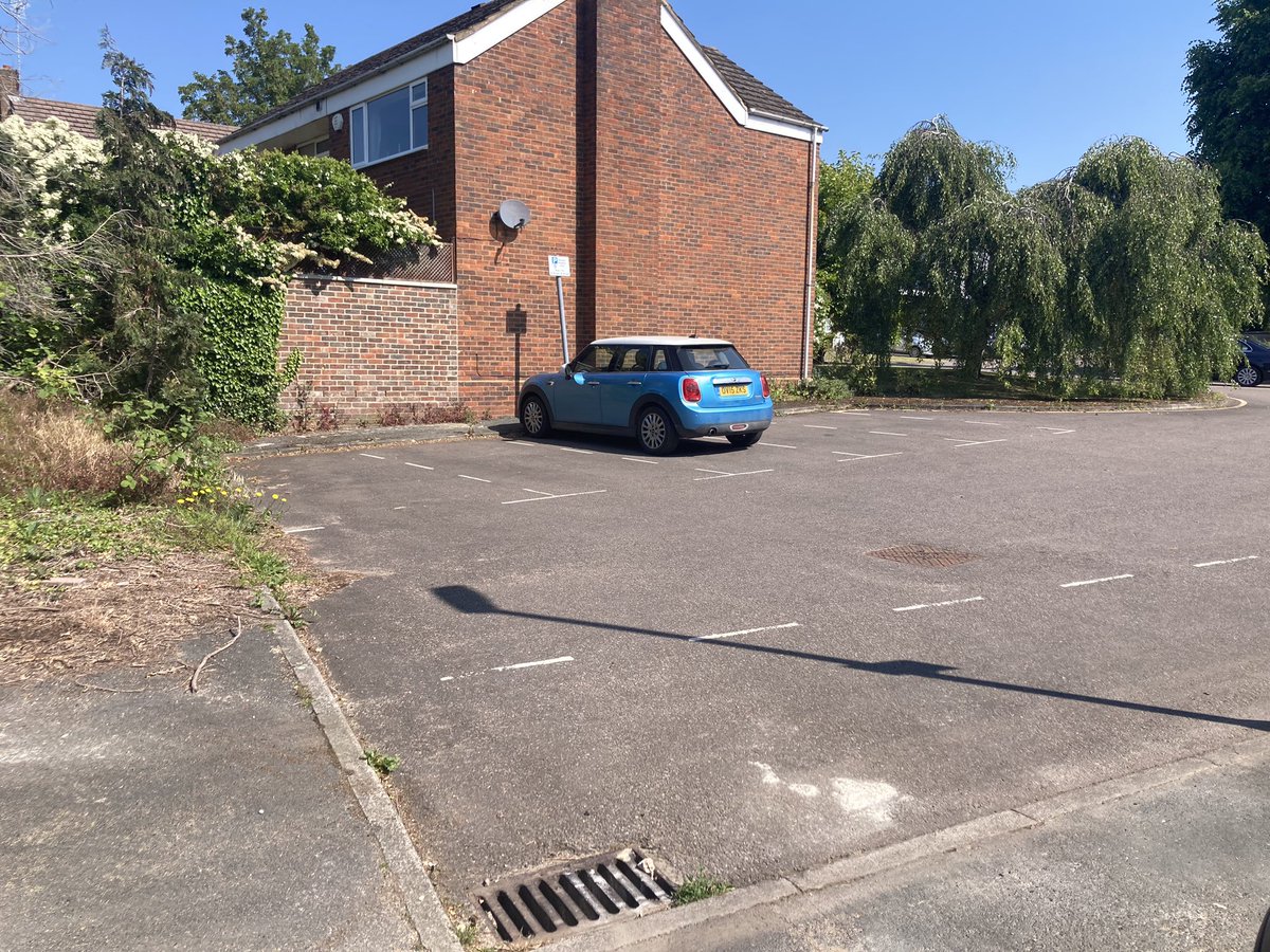 Stephan72831701's tweet photo. @ThreeRiversDC please may I know why this party of Townfield was not swept by the lorry today. He did everything else but did not come into cul de sac? Thank you. https://t.co/0HqBDh2ZWP