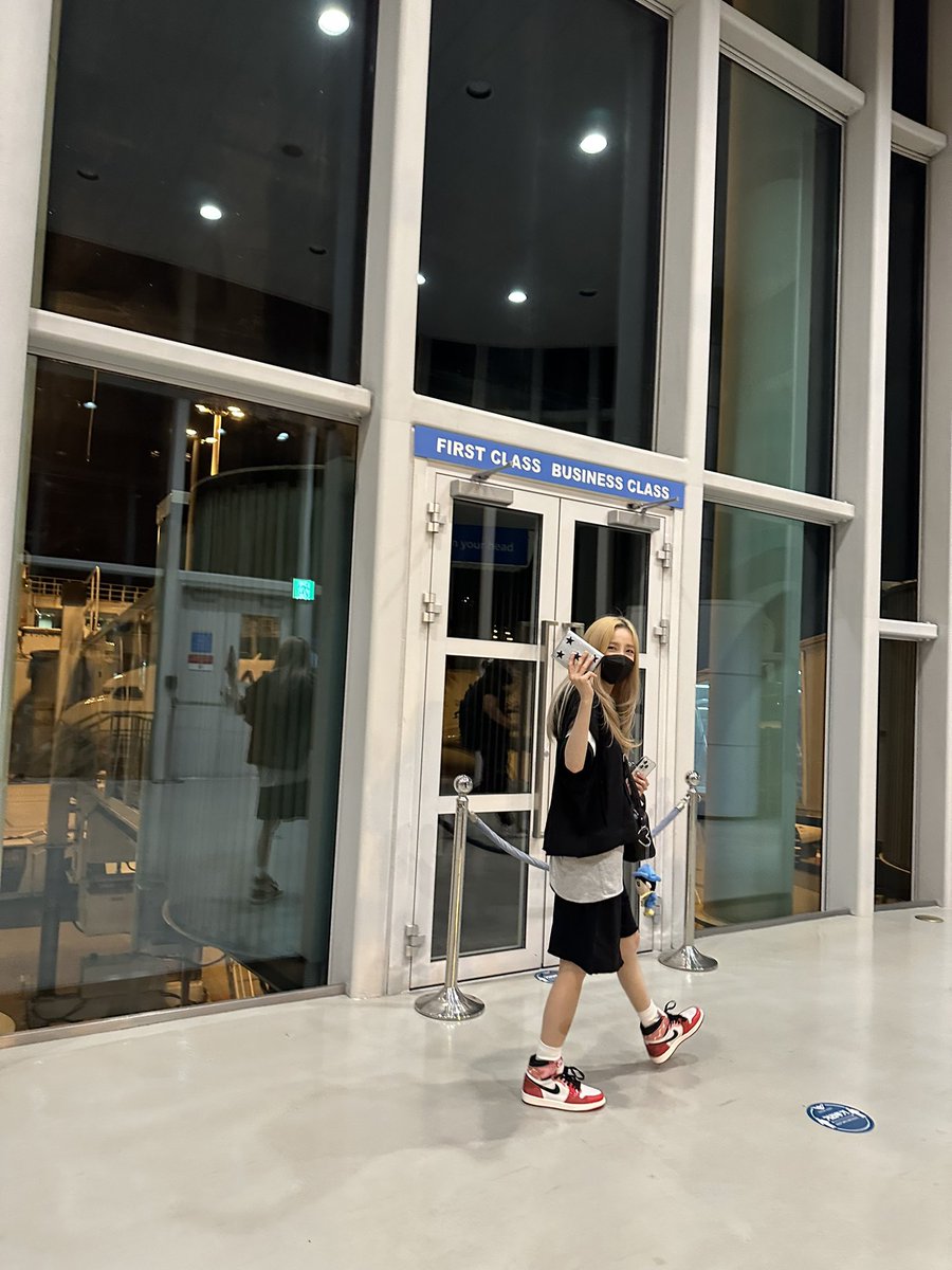 krungy21's tweet photo. Airport fashion. Photo by Suho 📷 https://t.co/hDZjThJQxC