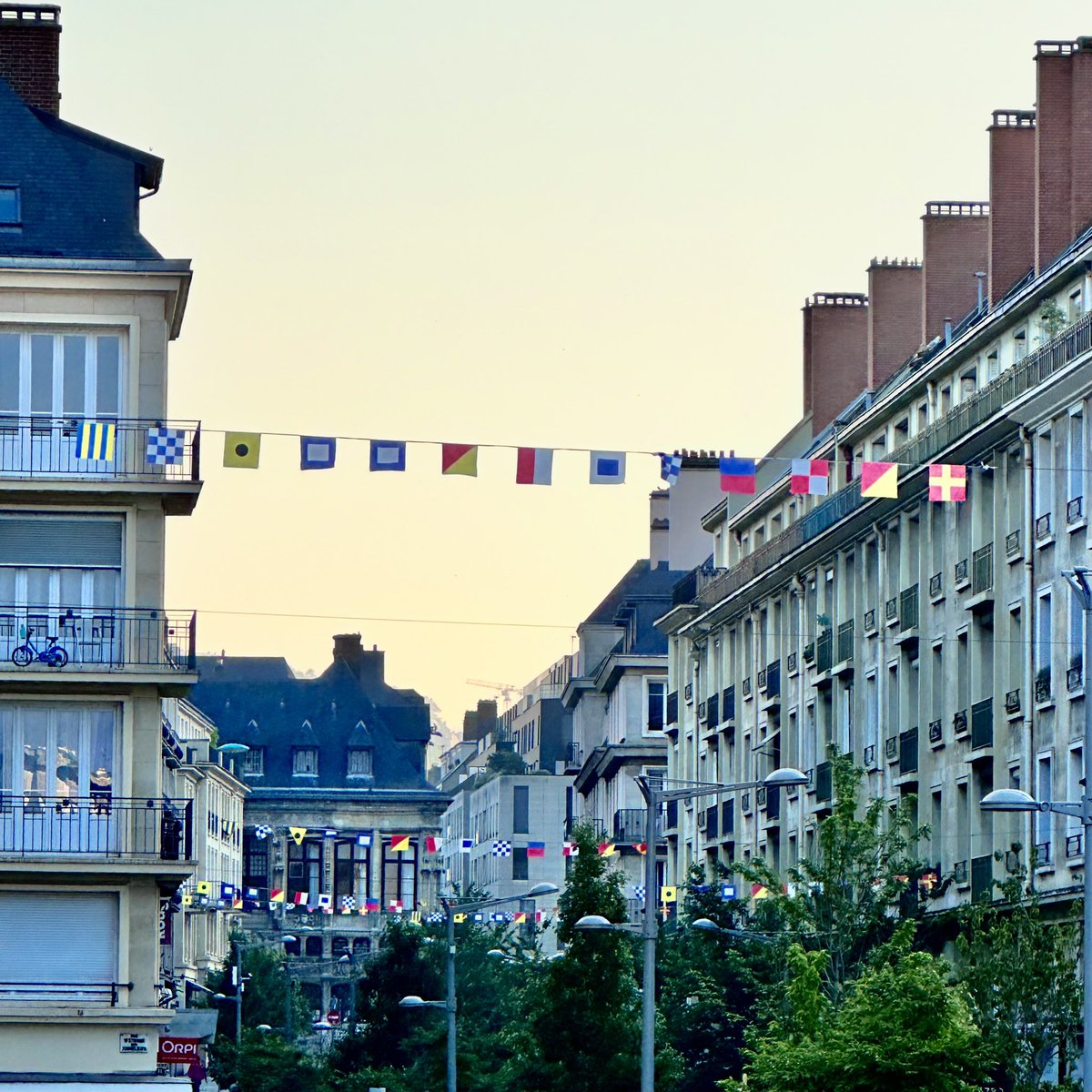 @76actu Et les commerçants du réseau Rouenshopping offrent le pavoisement des rues du centre-ville