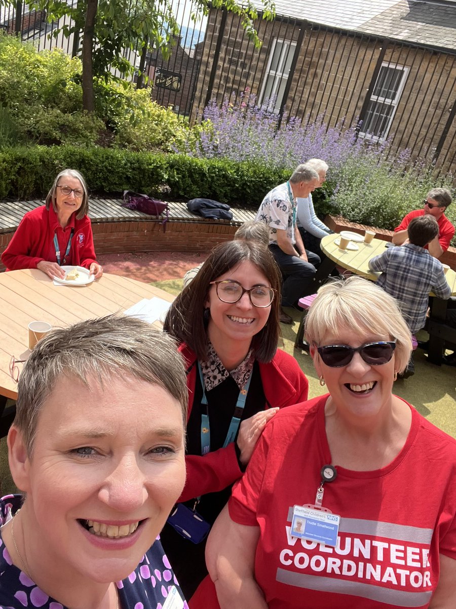 Celebrating #VolunteersWeek2023 @SheffChildrens 😊 with lunch in the sunshine! We have over a 150 volunteers at the Trust and our charity. They all make sure a difference for colleagues, patients and families. Thank you! 

Special mention to two of our pet therapy dogs too 🐶🐶