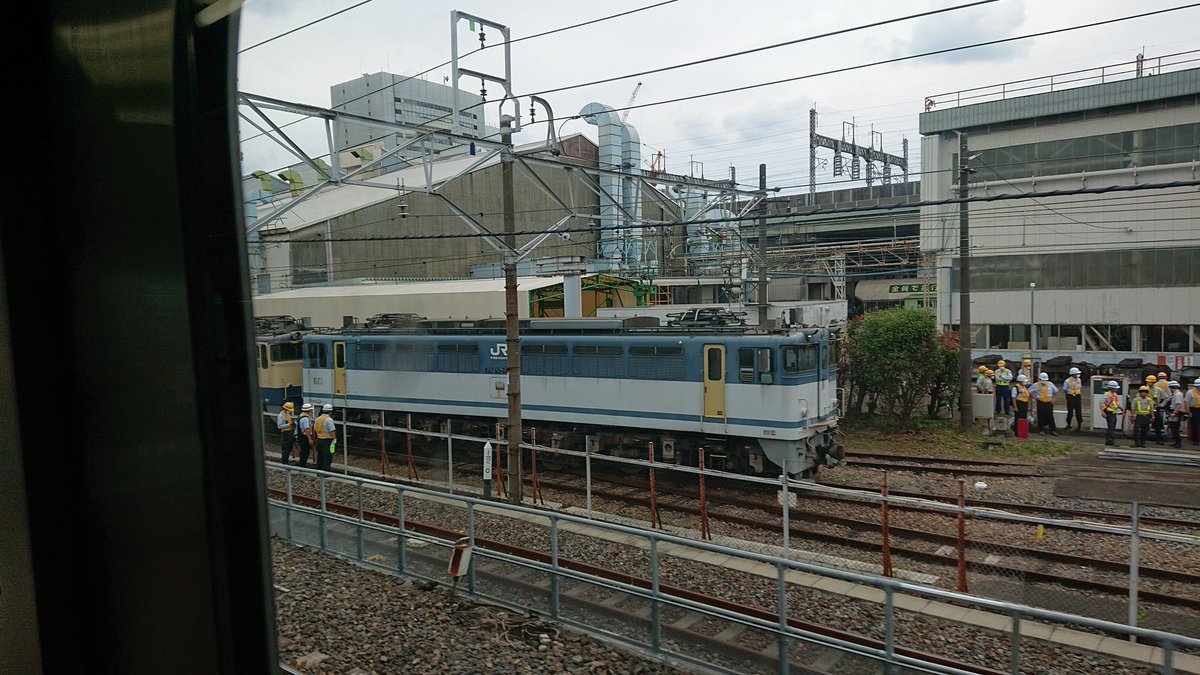 EF65 2095の件で、先頭から3つ目の動輪が脱線していました。