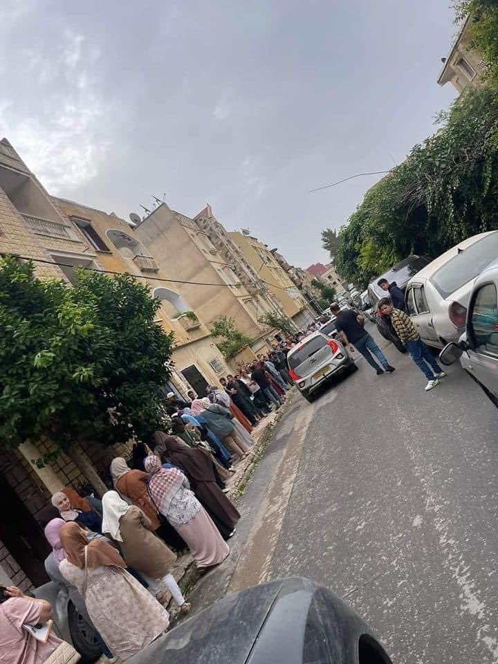 oualido's tweet photo. هذا ليس طابور الحليب أو الزيت أو السميد!!

انها صورة اليوم من الجزائر العاصمة لطابور أطباء الأسنان الذين قدموا من مختلف ولايات الوطن للحصول على مواد التخدير الخاصة بالأسنان anesthésie dentaire...

احد أطباء الأسنان كتب:

"تخيل انك طبيب أسنان فاتح في ولاية بعيدة على العاصمة و عندك مرضى و مسؤوليات و عمل تسمح فيه و تسافر مئات الكيلومترات باش توصل للعاصمة باش تشري عبوتين فقط وبأسعار خيالية و تكمل بسرعة في مرضى محدودين والباقي ماعندك حتى حل من غير انك تخليهم يعانو من الآلام الرهيبة تاع الأسنان غي علاجال ماعندكش اهم و اتفه عنصر فالعيادة فال 2023 بينما راك تخلص الكراء الباهض و الضرائب بكل انواعها و عندك مصاريف تخلصها و عيادة لي كلفاتك على الاقل ثلاث مئة مليون ومبعد تغلق"

هذه هي الجزائر الجديدة الي تكلم عليها @TebbouneAmadjid 👀👀👀👀

#الجزائر