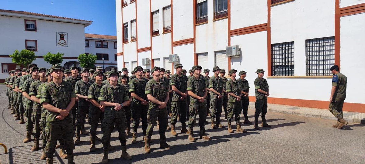 EjercitoTierra's tweet photo. Al llegar a su primer destino, nuestros #soldados se enfrentan a un intenso período de Formación y Adaptación 🔥 , con el objetivo de alcanzar el nivel necesario e integrarse plenamente en su Unidad 💪.
En el Regimiento #Saboya 6 #BrigadaExtremadura, los soldados recién incorporados del ciclo II/2022 están viviendo ahora esta etapa de adaptación. 🌟
¡Ahora forman parte de un Regimiento con una gloriosa historia que comenzó en 1537! #SomostuEjército 🇪🇸