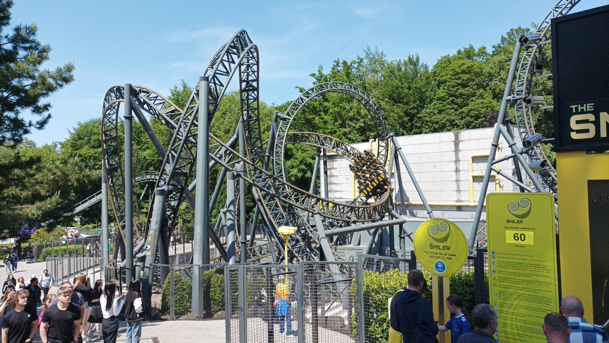 Sun's out. Smiles on!☀️🎢 @altontowers #SmileAlways