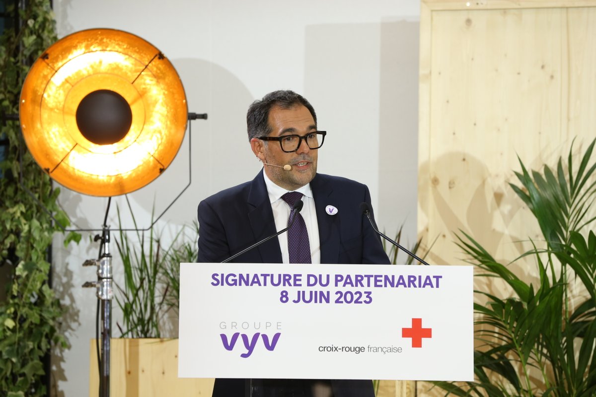 junique_s's tweet photo. Très heureux de signer ce partenariat stratégique et historique entre la @CroixRouge et le @Groupe_VYV 🤝!

Ce partenariat scelle une histoire commune, vient la conforter et constitue l'opportunité d'écrire de nouvelles étapes.

Aujourd'hui, nous souhaitons aller plus loin, ensemble, autour de 3 axes :

👉La mutualisation de nos expertises en matière d'accompagnement de l'autonomie et de la résilience.

👉Le développement de l’attractivité de nos métiers à travers l’engagement et la formation.

👉Le renforcement de la performance globale et durable de nos organisations.

Les activités de la Croix-Rouge sont une formidable loupe qui nous aide à voir la société toute entière, dans ses difficultés, mais aussi au travers de son visage solidaire.

Notre volonté n'est pas tenir de grands discours sur la #solidarité mais bien d'avoir les bons gestes solidaires concrets, au quotidien.

Merci @dacostaph !