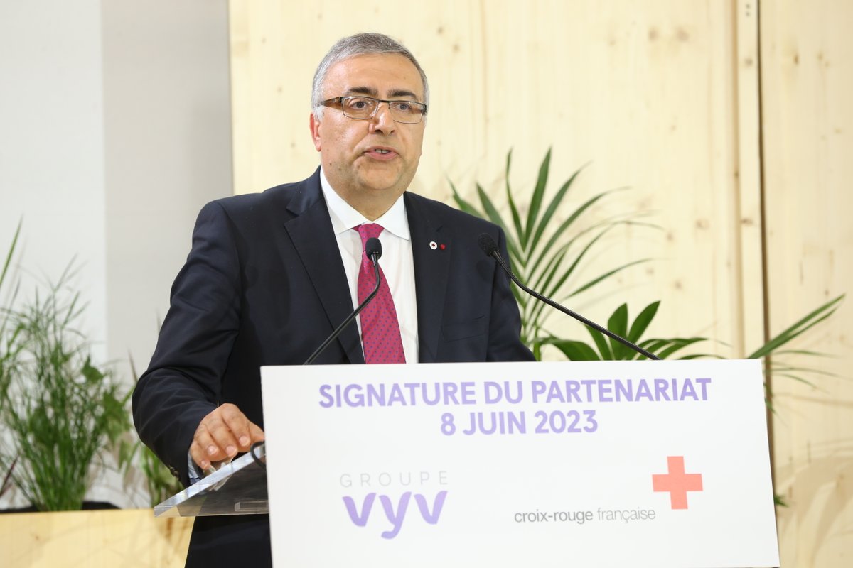 junique_s's tweet photo. Très heureux de signer ce partenariat stratégique et historique entre la @CroixRouge et le @Groupe_VYV 🤝!

Ce partenariat scelle une histoire commune, vient la conforter et constitue l'opportunité d'écrire de nouvelles étapes.

Aujourd'hui, nous souhaitons aller plus loin, ensemble, autour de 3 axes :

👉La mutualisation de nos expertises en matière d'accompagnement de l'autonomie et de la résilience.

👉Le développement de l’attractivité de nos métiers à travers l’engagement et la formation.

👉Le renforcement de la performance globale et durable de nos organisations.

Les activités de la Croix-Rouge sont une formidable loupe qui nous aide à voir la société toute entière, dans ses difficultés, mais aussi au travers de son visage solidaire.

Notre volonté n'est pas tenir de grands discours sur la #solidarité mais bien d'avoir les bons gestes solidaires concrets, au quotidien.

Merci @dacostaph !