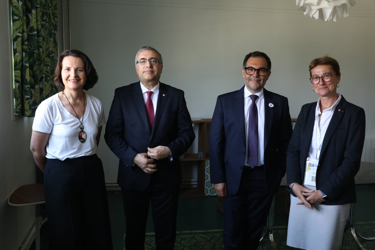 junique_s's tweet photo. Très heureux de signer ce partenariat stratégique et historique entre la @CroixRouge et le @Groupe_VYV 🤝!

Ce partenariat scelle une histoire commune, vient la conforter et constitue l'opportunité d'écrire de nouvelles étapes.

Aujourd'hui, nous souhaitons aller plus loin, ensemble, autour de 3 axes :

👉La mutualisation de nos expertises en matière d'accompagnement de l'autonomie et de la résilience.

👉Le développement de l’attractivité de nos métiers à travers l’engagement et la formation.

👉Le renforcement de la performance globale et durable de nos organisations.

Les activités de la Croix-Rouge sont une formidable loupe qui nous aide à voir la société toute entière, dans ses difficultés, mais aussi au travers de son visage solidaire.

Notre volonté n'est pas tenir de grands discours sur la #solidarité mais bien d'avoir les bons gestes solidaires concrets, au quotidien.

Merci @dacostaph !
