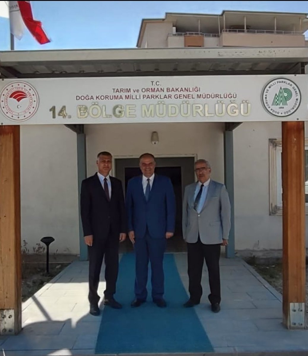 Van Defterdarı Sayın Murtaza KAMAR bey'in Bölge Müdürlüğümüze yaptığı nazik ziyaretleri ve kendi yazmış olduğu kitaplarını Bölge Müdürümüz Sayın Melikunnas ÖZKAYA' ya taktimi için kendilerine teşekkür ediyoruz.