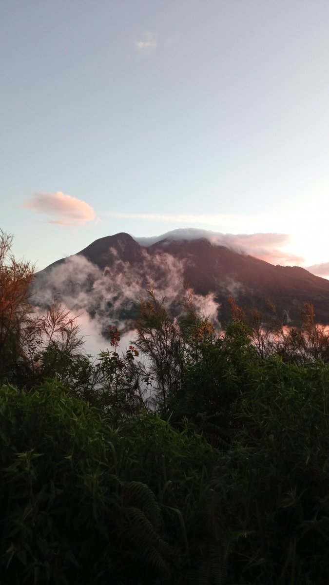 tiara_amaliatp's tweet photo. Cara menyembuhkan patah hati versiku, main jauh sekalian ga pulang 🥲 

Tadi pagi dpt sunrise cantik bgt, viewnya langsung ke gunung lawu 🥹🥹🫶🏻 https://t.co/kEqFYqXoDq