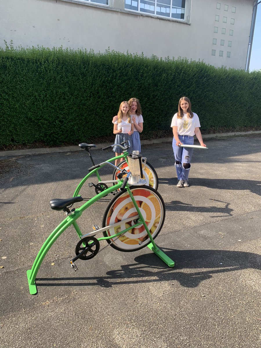 CDozule's tweet photo. Première JDD autour des abeilles et de l’alimentation. Exposition, vélo smoothie, dégustation et web radio avec un apiculteur. Reps végétarien au restaurant scolaire. Un grand merci aux écodélégués et à Nora. 
Demain bis repetita avec autour des thèmes de l’énergie et du tri. https://t.co/VaRzugM9cX