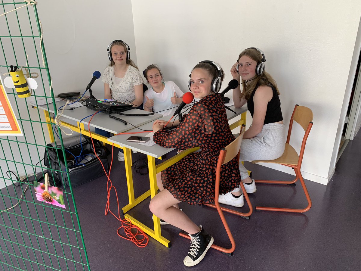 Première JDD autour des abeilles et de l’alimentation. Exposition, vélo smoothie, dégustation et web radio avec un apiculteur. Reps végétarien au restaurant scolaire. Un grand merci aux écodélégués et à Nora. 
Demain bis repetita avec autour des thèmes de l’énergie et du tri.