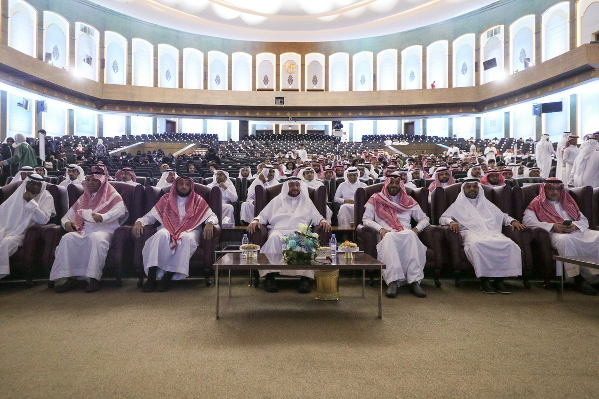taibahu's tweet photo. برعاية معالي رئيس #جامعة_طيبة د.عبدالعزيز السراني

وبحضور الفنان السعودي القدير أ.يوسف الجراح

احتفلت عمادة شؤون الطلاب بالجامعة بختام الأنشطة الطلابية لهذا العام 1444هـ بحضور أصحاب السعادة وكلاء الجامعة والعمداء ومدراء الادارات والطلاب والطالبات.

#ابدعتم https://t.co/3hyY4VaNUO