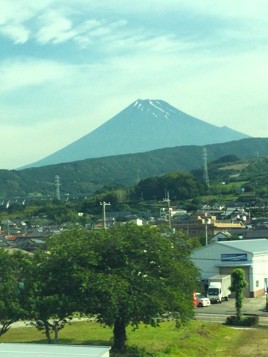 旅土産に、今朝の新幹線からみた富士山です。 残雪もわずかとなり、いよいよ夏の到来を感じさせてくれます。 富士山、やっぱりいいものですね。