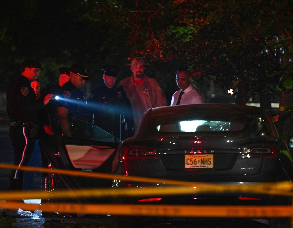 Photos: A Pedestrian was struck and killed by a driver driving a Tesla recklessly on Ocean Parkway and Avenue M in Midwood on Wednesday evening. #LloydMitchellPhotography #Caraccident #Photojournalism #BrooklynPaper #Midwood #Brooklyn #Journalism