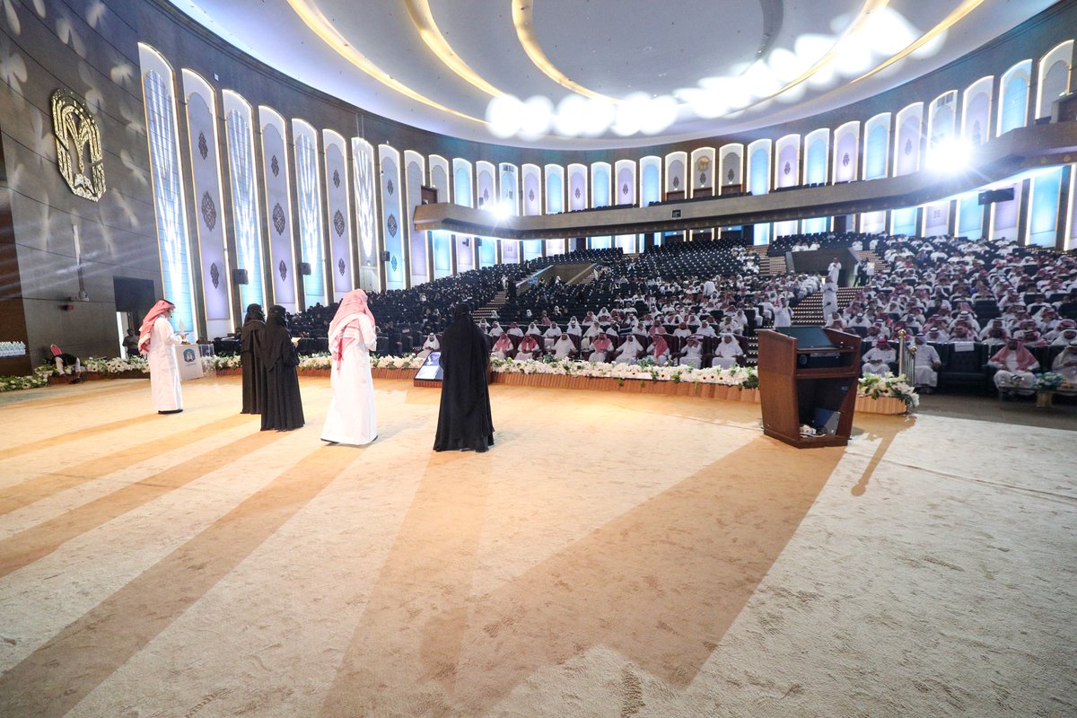 taibahu's tweet photo. برعاية معالي رئيس #جامعة_طيبة د.عبدالعزيز السراني

وبحضور الفنان السعودي القدير أ.يوسف الجراح

احتفلت عمادة شؤون الطلاب بالجامعة بختام الأنشطة الطلابية لهذا العام 1444هـ بحضور أصحاب السعادة وكلاء الجامعة والعمداء ومدراء الادارات والطلاب والطالبات.

#ابدعتم https://t.co/3hyY4VaNUO