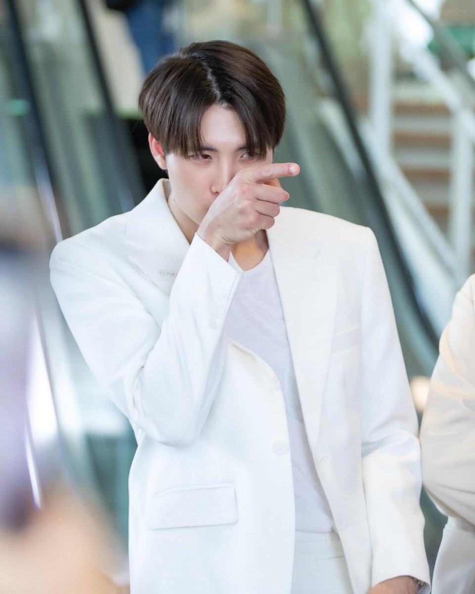4MEANfc's tweet photo. Mean IG Update: 08.06.2023
IG: @ m34nismind 

ขาวทั้งชุดและจิตใจ

#MeanPhiravich 
#MeanTro https://t.co/7pw0fNqdE2