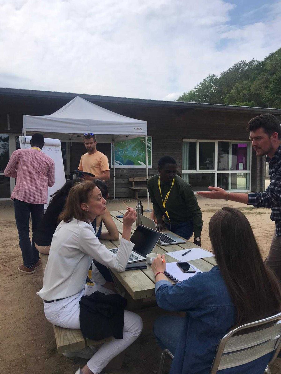 Dernier jour des #Doctoriales23 🎓

Rencontre entre doctorants et entreprises autour de DD&amp;RS 👉les entreprises exposent les problématiques rencontrées et les doctorants réfléchissent à des solutions ♻️

Ici, une équipe accompagnée d'Anita Six, directrice conseil <a href="/HippocampeBrest/">Agence Hippocampe</a>