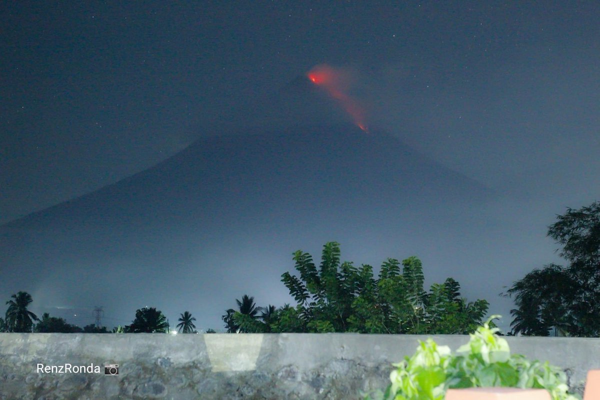 earthshakerph's tweet image. LOOK! Mayon Volcano 🌋 as seen from Bariw, Camalig, Albay. Captured at around 8:00 to 8:20 PM PhST by Renz Adrian Ronda.

Earlier today, PHIVOLCS has raised Alert Level 3 (increased tendency towards a hazardous eruption) in Mayon Volcano.

#MayonVolcano #AlertLevel3